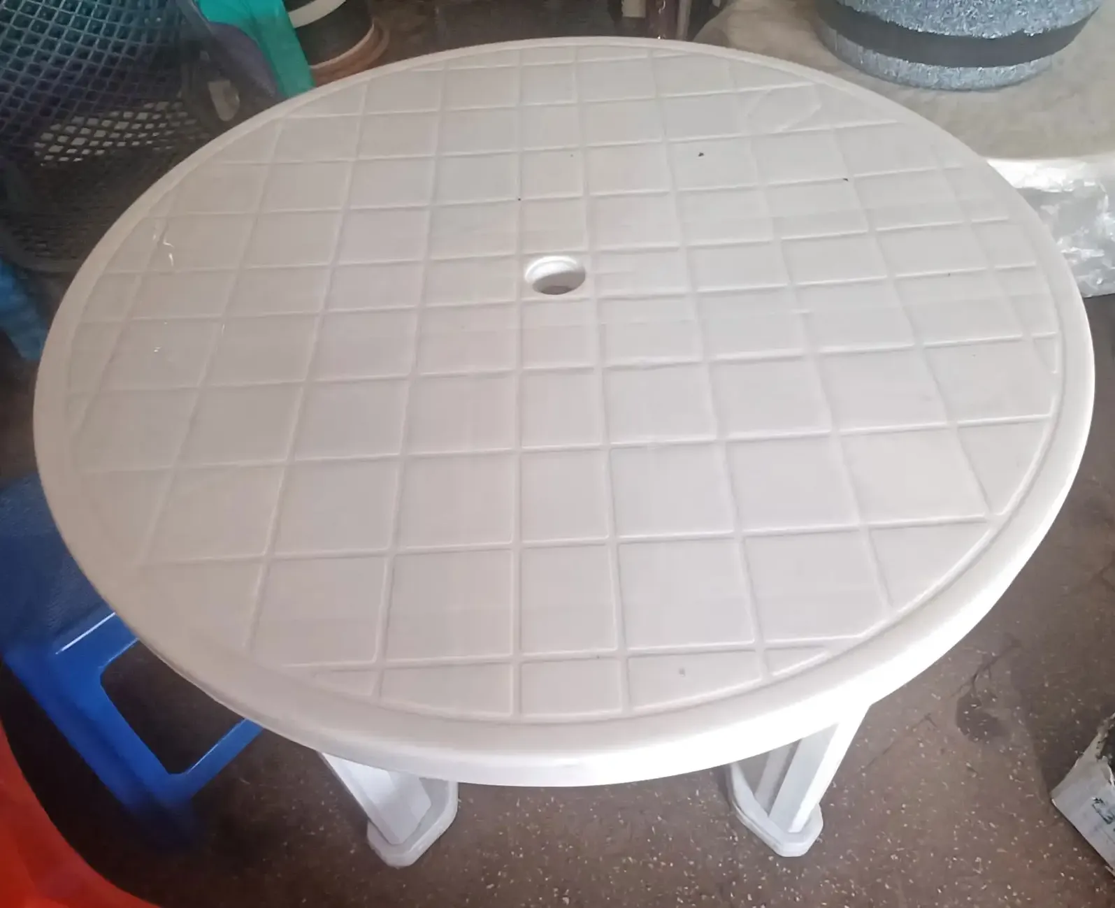 80cm-diameter-circular-plastic-table-1.webp