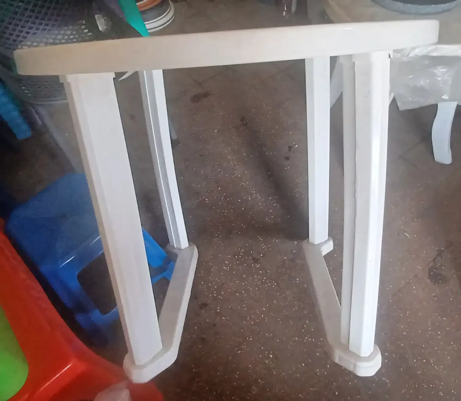 80cm-diameter-circular-plastic-table-2.webp