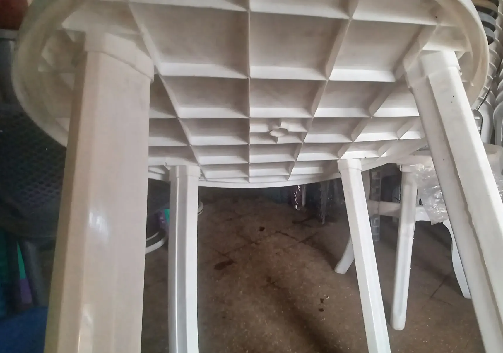 80cm-diameter-circular-plastic-table-3.webp