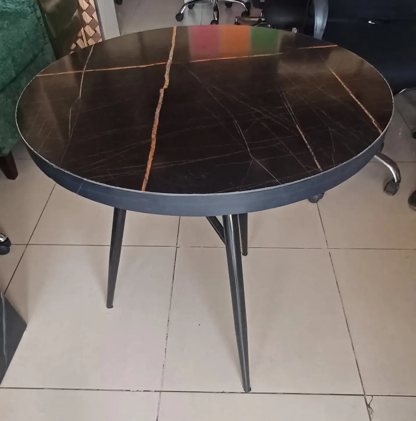 Tri-leg Pattern Laminated MDF Circular Dining Table