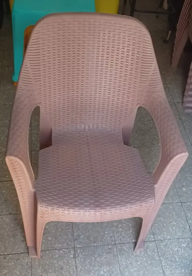 Plastic Cafe Chair (በሳጠራ ዲዛይን የተሰራ Plastic Chairs)